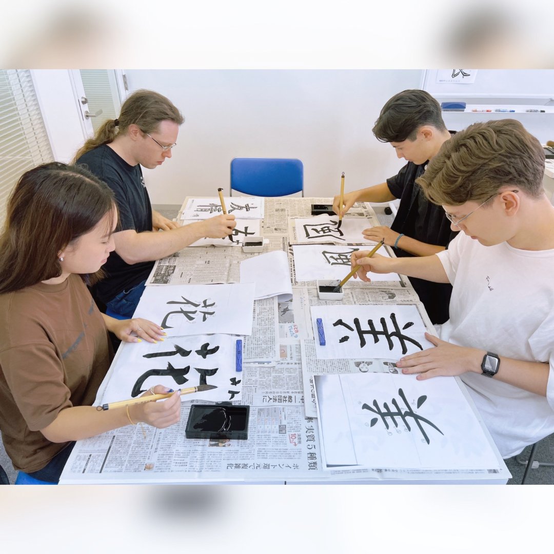 TCJ_nihongo's tweet photo. We held a hands-on calligraphy event🥳 The students practiced the same kanji over and over again and wrote very well💮Do you have a favorite kanji? Which kanji would you like to write?
#StudyAbroad #International #Japan #tokyocentraljapaneselanguageschool #東京中央日本語学院 #TCJ https://t.co/h4AZIVwnQK