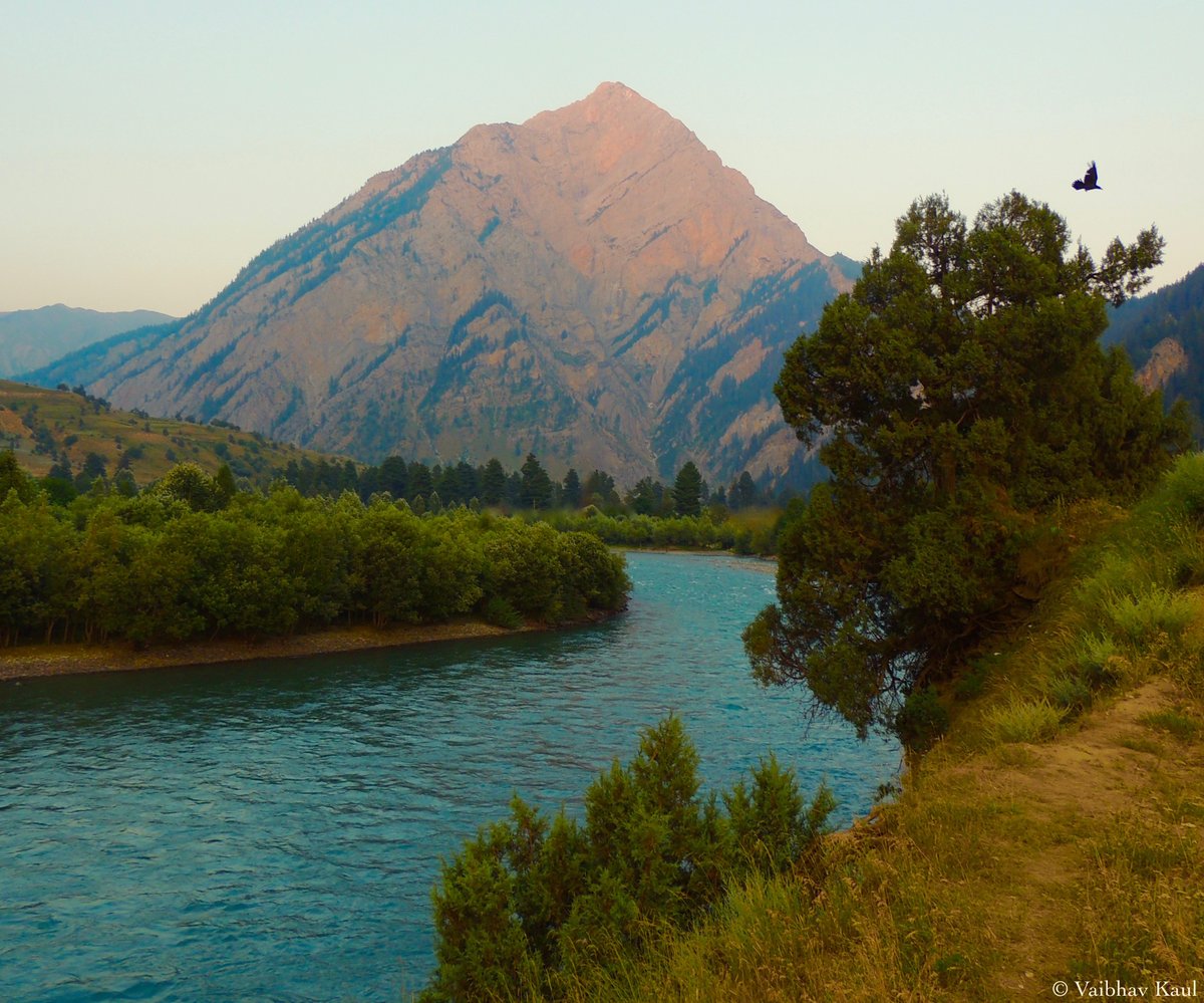 Habba Khatoon (3,950 m) blows a cooling breeze down the River Kishanganga at dusk.