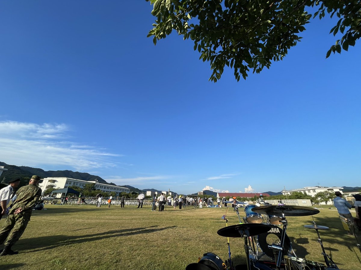 lilya_s's tweet photo. 今日は自衛隊駐屯地夏まつり出演！！！

ようやく日が傾いてきました☀️
昼間は38.8度まで上がったんだそうです😂
山口市すごい😭

たくさんのお客様がお見えになっています、がんばりまーす😆 https://t.co/1f6r4TuDlW