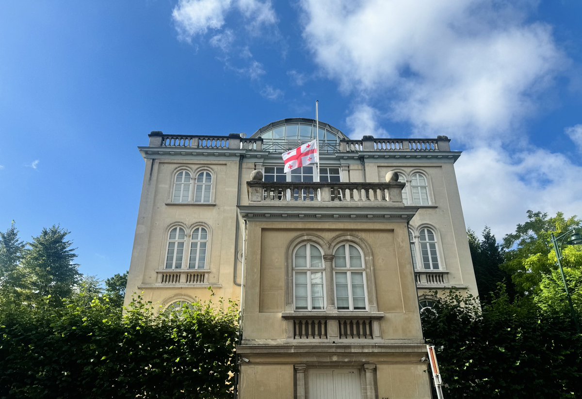 GeorgiaInEU's tweet photo. Today National Flag of #Georgia flies at half mast at @GeorgiaInEU to pay tribute to our fallen soldiers &amp; all victims of 🇷🇺’s military aggression against🇬🇪 in #Aug2008War that resulted in illegal occupation of Georgian regions of Abkhazia &amp; Tskhinvali region/South Ossetia by🇷🇺. https://t.co/edBaVZPiky