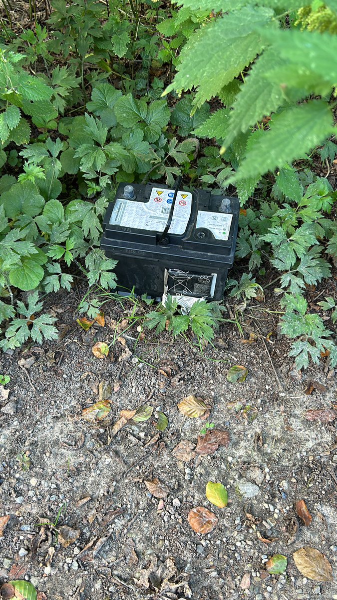 antalks's tweet photo. @staatsbosbeheer Er staat een accu in Liesbos. Parkeer plaats https://t.co/9DN60dHPBT