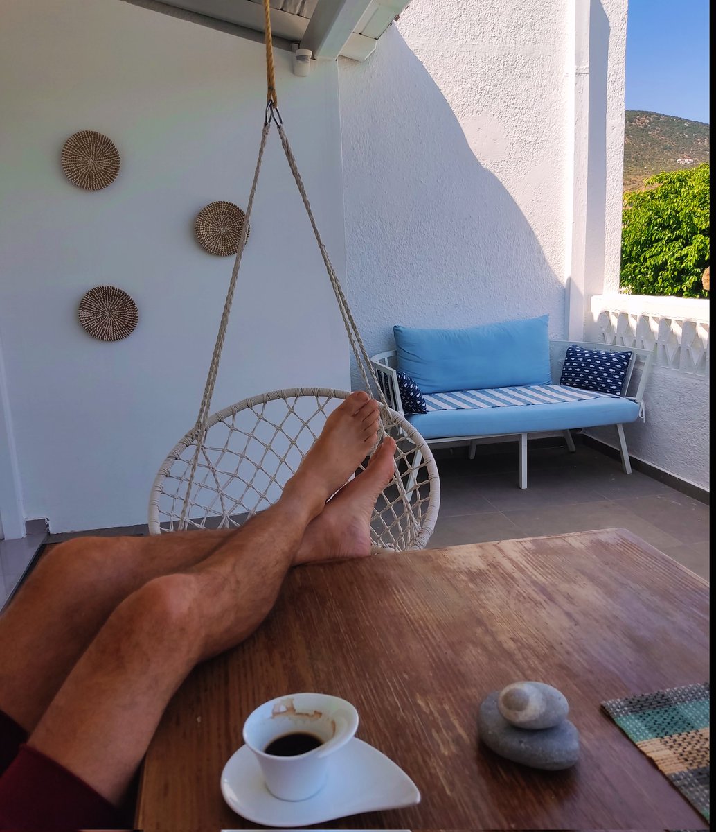 Με μαντινάδα θα ντη πω όπως και κάθε μέρα ...
Γιατί μ' αρέσει από καρδιάς να είναι η  ΚΑΛΗΜΕΡΑ