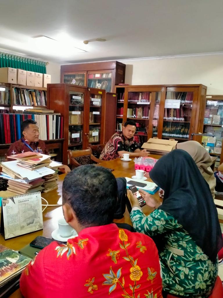 Perpusjateng's tweet photo. Perpustakaan Provinsi Jateng menerima kunjungan kerja dari Perpustakaan Kabupaten Pemalang pada Jum'at 8 Agustus 2024. Maksud kedatangan mereka untuk konsultasi pengelolaan Naskah Kuno di Kabupaen Pemalang. Rombongan diterima oleh Pustakawan Dinas Arpus Jateng. https://t.co/IbXb0OEtge