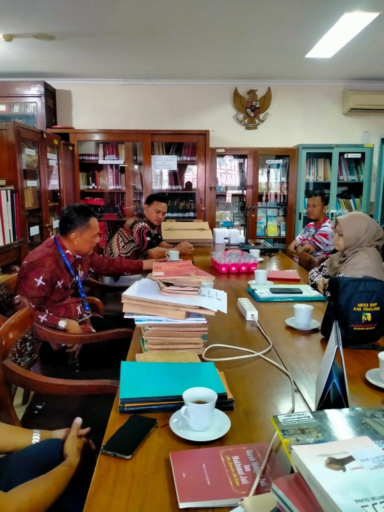 Perpusjateng's tweet photo. Perpustakaan Provinsi Jateng menerima kunjungan kerja dari Perpustakaan Kabupaten Pemalang pada Jum'at 8 Agustus 2024. Maksud kedatangan mereka untuk konsultasi pengelolaan Naskah Kuno di Kabupaen Pemalang. Rombongan diterima oleh Pustakawan Dinas Arpus Jateng. https://t.co/IbXb0OEtge