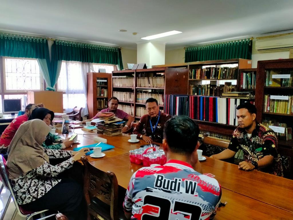 Perpusjateng's tweet photo. Perpustakaan Provinsi Jateng menerima kunjungan kerja dari Perpustakaan Kabupaten Pemalang pada Jum'at 8 Agustus 2024. Maksud kedatangan mereka untuk konsultasi pengelolaan Naskah Kuno di Kabupaen Pemalang. Rombongan diterima oleh Pustakawan Dinas Arpus Jateng. https://t.co/IbXb0OEtge