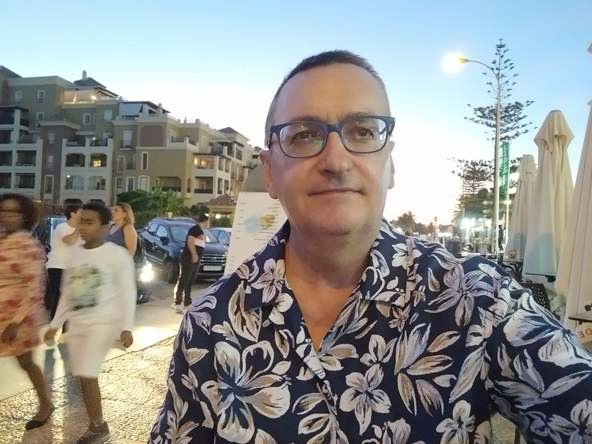 gutisolis's tweet photo. Deberían crear un tutorial, cursillo o lo que sea que se titulara algo parecido a CÓMO COMPORTARSE CON UNA PERSONA QUE TIENE CÁNCER. Aunque son muy diversas las reacciones, algunas se repiten con frecuencia. Y que conste, que el 99.9% de las personas lo hacen con la mejor intención. Quede eso claro. Hay quien se acerca con la tragedia en los ojos y te planta un abrazo que casi te parte por la mitad mientras te susurra una especie de pésame, más que sentido. A este tipo, me quedo con las ganas de decirle: Los sanitarios y yo estamos haciendo todo lo posible para que me cure!!!
Luego está el mega optimista, que te suelta frases del tipo: Eres un campeón, un gigante, un crack, un máquina, y esto para ti no es nada, está chupado. Puestos a elegir, mejor este tipo, a los que sí les agradecería una rebaja en el ardor guerrero. No es una batalla, es una enfermedad. También está el que me mira con extrañeza porque llevo gorra, dando por hecho que se me ha caído el pelo. Otro mito: no todas las quimios te dejan sin pelo. (La gorra es por el sol). 
Otro tipo muy frecuente es el relator de experiencias varias. Con oratorias del tipo: Yo tuve un compañero con el mismo cáncer y ahí lleva 20 años el tío… Mi primo, con  mucho más que tú, que hasta tenía pillados los pulmones, la quimio le quitó todo. Reconforta escuchar experiencias sanadoras, pero tengamos en cuenta que al igual que no hay 2 personas iguales, tampoco hay 2 cánceres iguales. Un tratamiento de éxito en otra persona, puede no serlo para mí.
Seguramente no hay modelo de comportamiento, por lo que sería imposible crear el tutorial adecuado. Naturalidad, tal vez la mejor opción. Ser como siempre. Hasta una buena dosis de humor negro viene bien de vez en cuando, para quitar relevancia a la enfermedad. Pocas terapias tan eficientes como la risa.
Yo ni deseo ni pretendo que todas las conversaciones estén relacionadas con el cáncer. Ahora cuenta con un gran protagonismo en mi vida, cierto, pero no se va a convertir en el centro de mis días. No lo voy a permitir. Mi vida es mucho más que esta enfermedad. Y espero que pronto no le dedique ni un minuto, y que forme parte de mi memoria, de mi pasado.
Instalado en el olvido.
#SEGUIMOS! #YoMeCuro