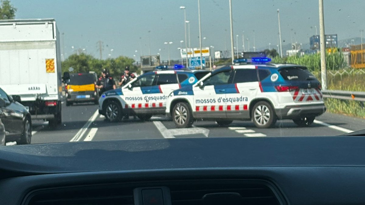Carles Heredia (@carlesheredia) on Twitter photo La vergonya, la malversació i el sipaisme dels <a href="/mossos/">Mossos</a>, <a href="/interiorcat/">Interior i Seguretat Pública</a> i el <a href="/govern/">Govern de Catalunya</a> d'<a href="/Esquerra_ERC/">Esquerra Republicana</a> és esperpèntica, passarà a la història.
Negar l'entrada a la ciutadania a un espai públic, gassejar gent gran i una operació descomunal per detenir a un Diputat electe. La vergonya, la malversació i el sipaisme dels <a href="/mossos/">Mossos</a>, <a href="/interiorcat/">Interior i Seguretat Pública</a> i el <a href="/govern/">Govern de Catalunya</a> d'<a href="/Esquerra_ERC/">Esquerra Republicana</a> és esperpèntica, passarà a la història.
Negar l'entrada a la ciutadania a un espai públic, gassejar gent gran i una operació descomunal per detenir a un Diputat electe.