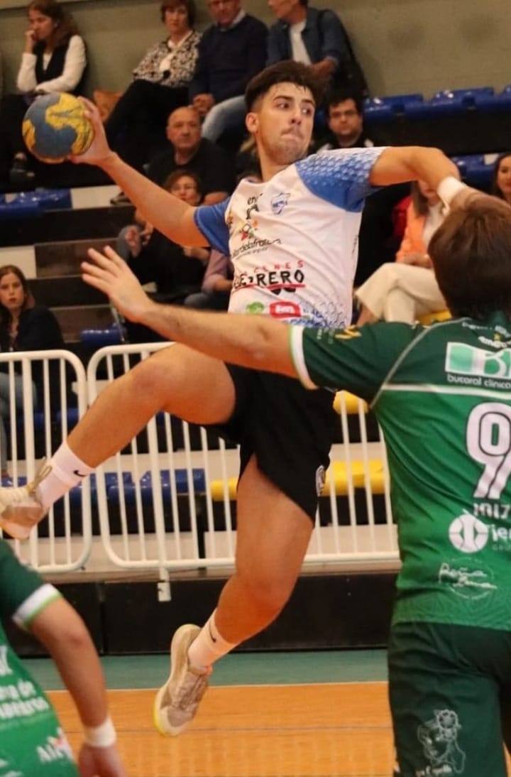 Noticias:
Renueva por una temporada más Alexis Llergo (@alexisllerg_0 ) tras un primer año a las órdenes de Manu Navarro amplía compromiso siendo una de las piezas claves desde su posición de primera línea con muy buena aportación goleadora.

Enhorabuena y Mucha Suerte..!!