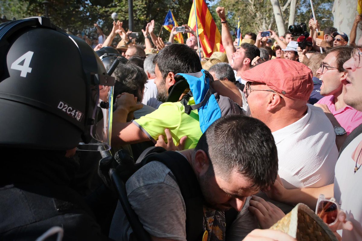 VilaWeb's tweet photo. ▶️ VÍDEO | Els Mossos llancen gas pebre contra els manifestants que han rebut Puigdemont

🔶 Els antiavalots han carregat contra els manifestants que provaven d'accedir al parc de la Ciutadella, blindat per la investidura d'Illa

https://t.co/dzSd06dqxs
https://t.co/dzSd06dqxs https://t.co/688FB9winU