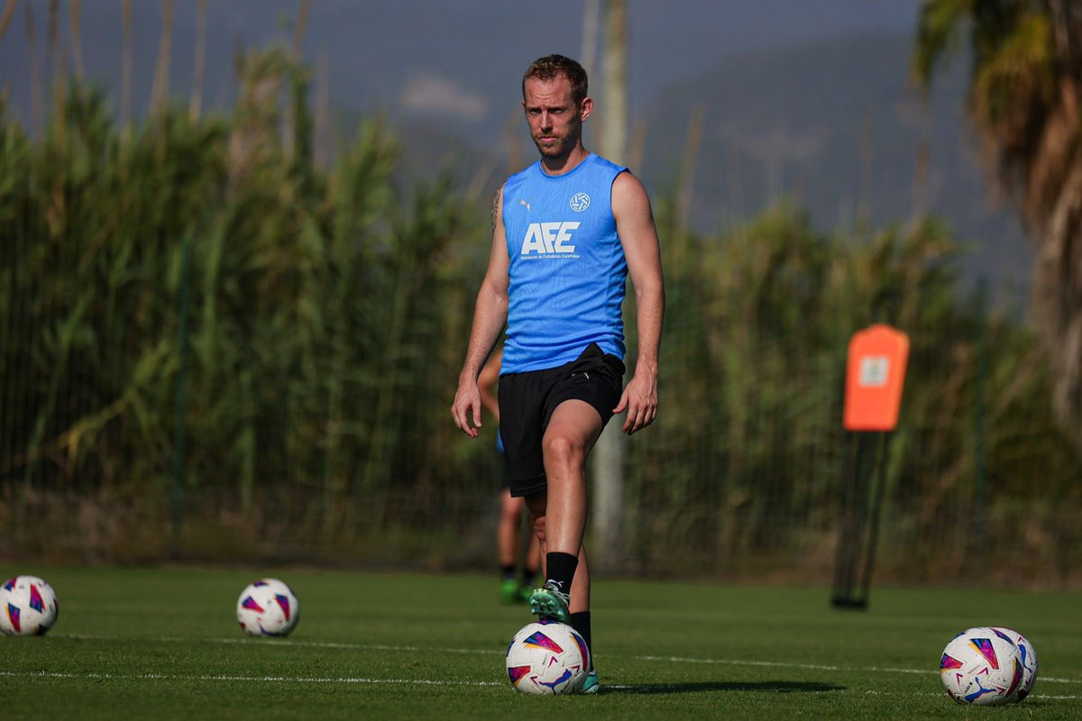 AFE (@afefutbol) on Twitter photo ⚽️📝 Diego Almendáriz, <a href="/J7Almagro/">Jaime Almagro</a> y <a href="/91nietodani/">Dani Nieto</a>, fluidez, experiencia y visión de juego.
🔗 afefutbol.com/DiegoA-JaimeAl…
#SesionesAFE 35 ⚽️📝 Diego Almendáriz, <a href="/J7Almagro/">Jaime Almagro</a> y <a href="/91nietodani/">Dani Nieto</a>, fluidez, experiencia y visión de juego.
🔗 afefutbol.com/DiegoA-JaimeAl…
#SesionesAFE 35