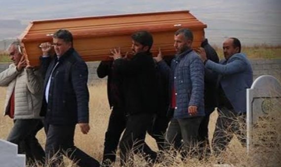 Vicdanının tarafını skeyim. Mustafa izole edilmiş, giriş çıkışların yasak oldugu bir hastane odasında tek başına vefat etti. Anne babası hastane bahçesinde oturup ölüm haberini bekledi. Son bir kez dokunup sarılamadılar. Mustafa iğneden bile korkuyordu kireçli bir mezara kondu...