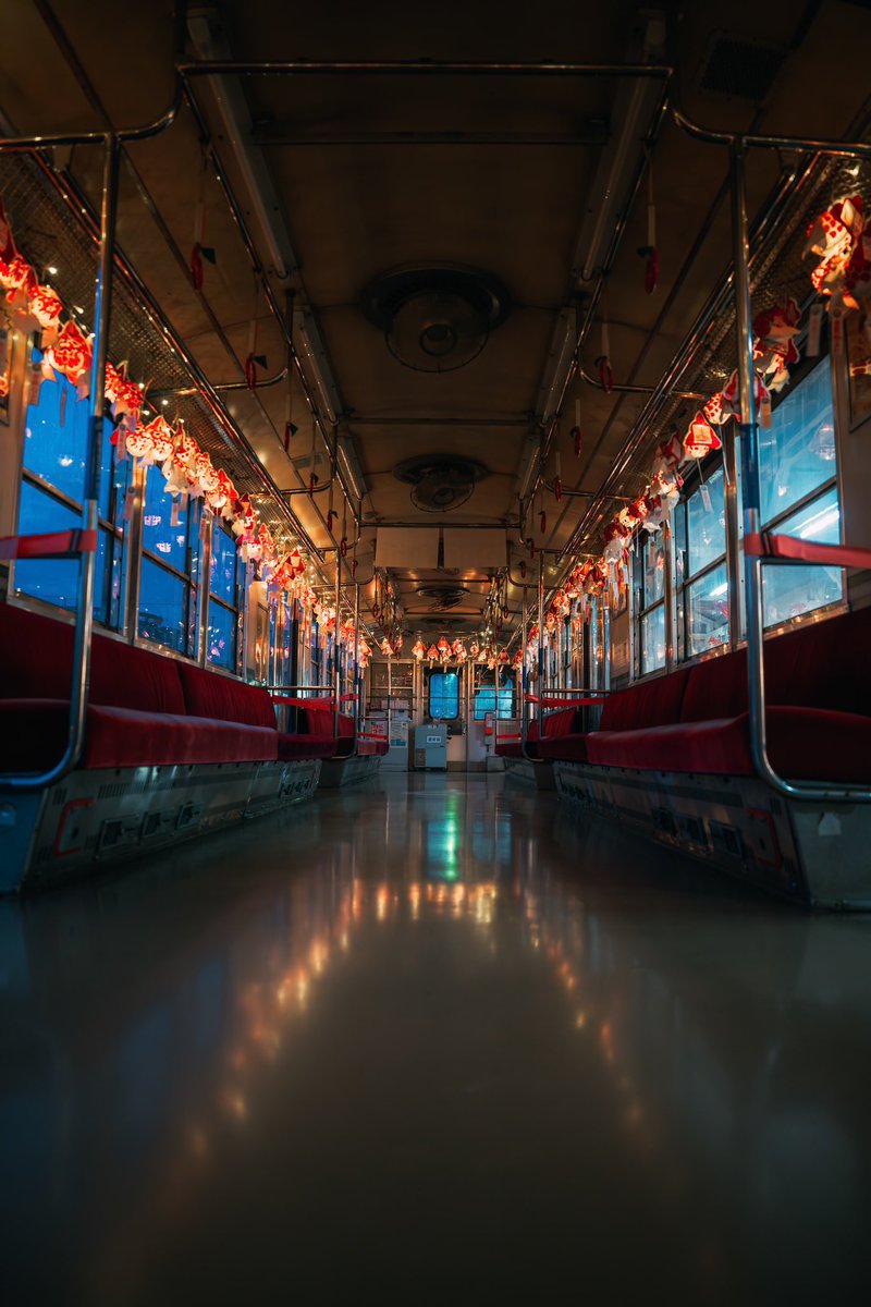 zookomi0124's tweet photo. 7月から8月末まで弘南鉄道大鰐線で運行されている「金魚ねぷた列車」。プロのねぷた絵師が制作した350体の金魚ねぷたが飾られ、暗くなると幻想的な世界になります。ぜひ列車に乗ってその世界観を体験してほしい。 https://t.co/gcGw9fCKkg