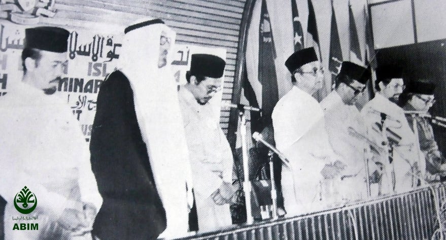 DrZulkifliHasan's tweet photo. Tahukah anda, Mandi Safar (juga disebut ‘Mandi Sapar’ atau ‘Puja Pantai’) adalah perayaan yang diamalkan oleh umat Melayu-Islam pada zaman dahulu.

Ia berlaku pada hari Rabu terakhir bulan Safar, iaitu bulan kedua dlm kalendar Islam.

Terdapat masyarakat pada ketika itu ...

1/9 https://t.co/Ni3hMMQ8DT