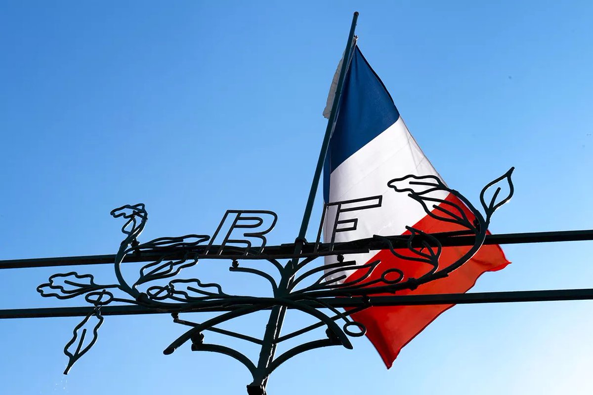 Fransa’da oturum kartı taleplerine ilişkin önemli bir değişiklik yürürlüğe girdi.

Bundan böyle uzun süreli ikamet izni talep eden tüm yabancılar, “Cumhuriyet değerlerine saygı duyacağına” ilişkin bir taahhütname imzalamak zorunda.

Aksi durumda oturum kartı talebi reddediliyor.