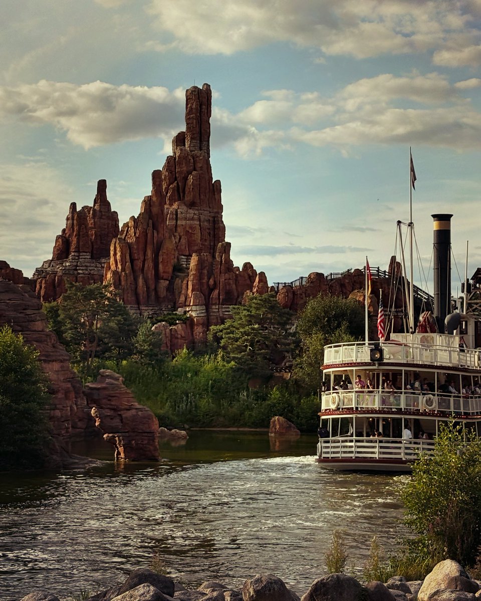 l0risdesign's tweet photo. The Nugget Story 🚂 #disneylandparis #parcdisneyland @DisneylandParis https://t.co/AxNecw66Sa