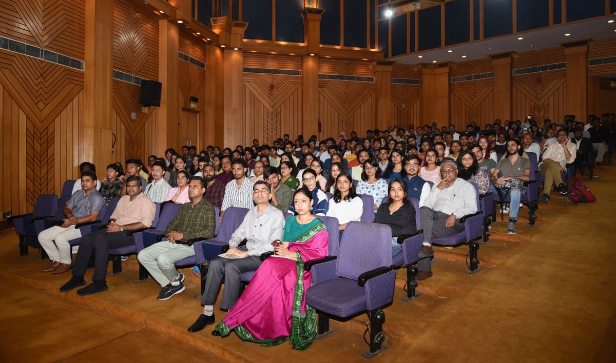 IIMC_India's tweet photo. #IIMCOrientation24

Welcoming students to IIMC during the #IIMCorientationProgramme24, @DrNimishRustagi, ADG IIMC, said that the competition in this field is intense, but the knowledge and skills you gain during your time at IIMC will provide you a strong foundation for success. https://t.co/qfi9wpJnhU