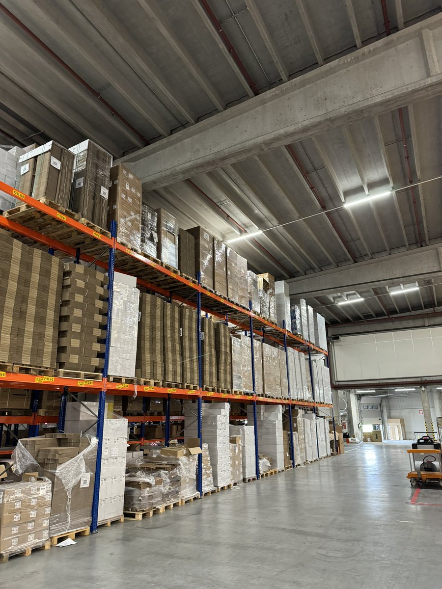 erikkoomen's tweet photo. Opnames in het nieuwe @verpakgigant warehouse. https://t.co/z0j40h0VKT