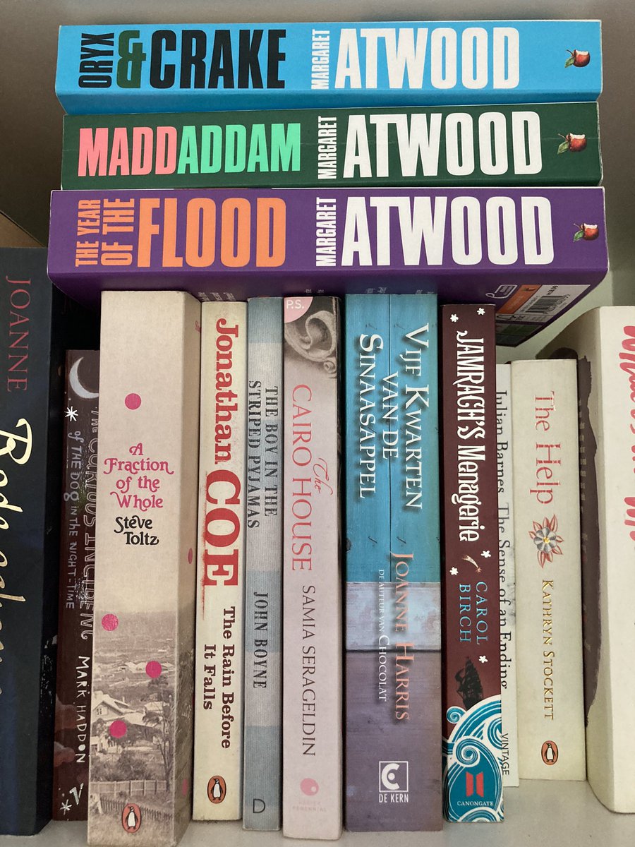 Spannend, ik heb een verboden boek in mijn kast. Oryx &amp; Crake is de VS nu ook in Utah verboden voor scholieren.
Ik raad het boek iedereen aan. Ook scholieren. Veel leuker om te lezen dan handmaid’s tale. Ik wacht nog steeds op een HBO Max serie van deze boekenreeks.