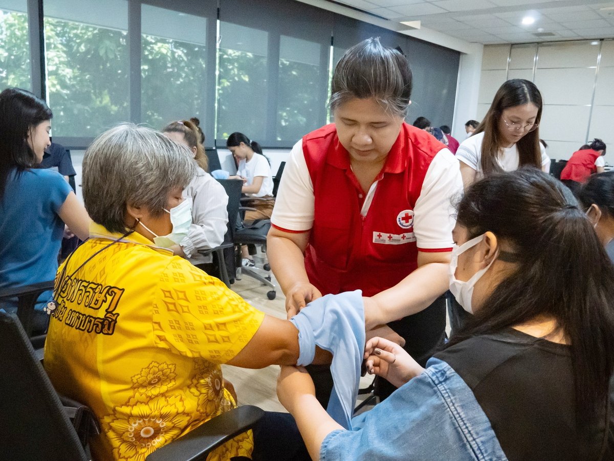ThaiRedCross's tweet photo. #สภากาชาดไทย  จัดฝึกอบรมหลักสูตร #การปฐมพยาบาล ขั้นพื้นฐาน First Aid Course (แบบผสมผสาน) สำหรับประชาชน รุ่นที่ 7

ผู้ที่สนใจ #อบรมปฐมพยาบาล สามารถติดตามข่าวสารการรับสมัครได้ทาง https://t.co/p185gw9bmj
#ปฐมพยาบาลเบื้องต้น #เรียนปฐมพยาบาล #FirstAid #firstaidtraining #firstaidcourse https://t.co/Tm4TslV1xv
