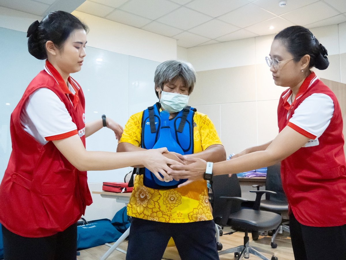 ThaiRedCross's tweet photo. #สภากาชาดไทย  จัดฝึกอบรมหลักสูตร #การปฐมพยาบาล ขั้นพื้นฐาน First Aid Course (แบบผสมผสาน) สำหรับประชาชน รุ่นที่ 7

ผู้ที่สนใจ #อบรมปฐมพยาบาล สามารถติดตามข่าวสารการรับสมัครได้ทาง https://t.co/p185gw9bmj
#ปฐมพยาบาลเบื้องต้น #เรียนปฐมพยาบาล #FirstAid #firstaidtraining #firstaidcourse https://t.co/Tm4TslV1xv