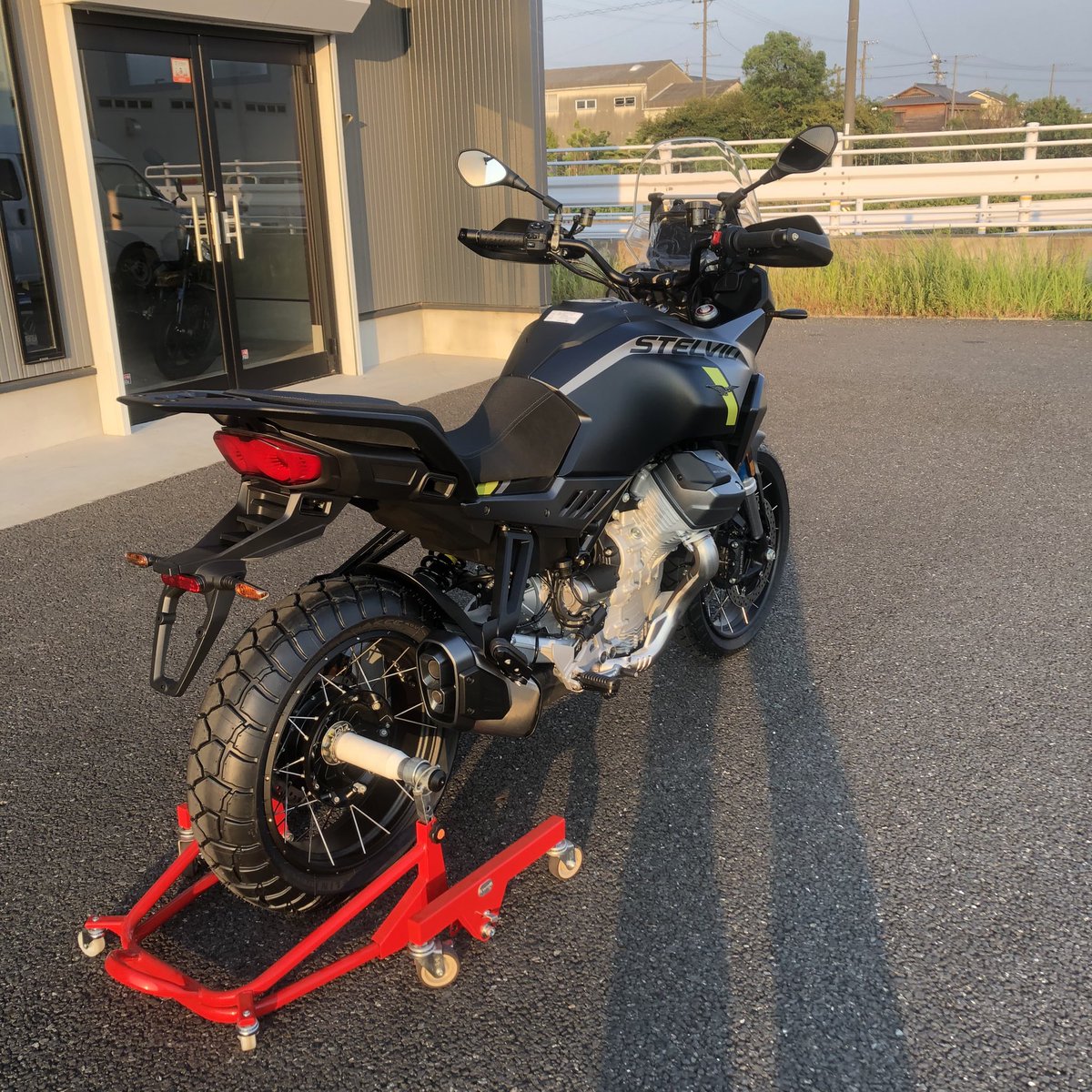 mcsinaguma's tweet photo. ステルビオ　来ましたぞ
#MOTOGUZZI
#モトグッチ
#STELVIO
#ステルビオ
#カッケー https://t.co/wJfw4YCDx0