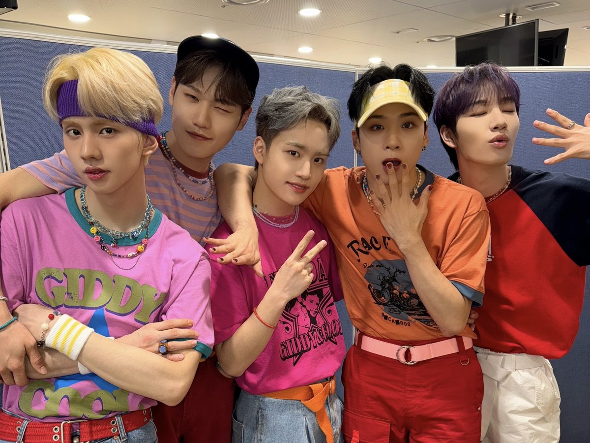 [🛸] Q. 태양☀️과 MCND🔥의 공통점은?
A. 피할 수 없음‼️

피할 수 없는 매력의 소유자 MCND가 처음으로 선보이는 ‘아뜨뜨뜨’ 무대😎 잠시후 ‘엠카운트다운’에서 만나요👋

#MCND #엠씨엔디 #아뜨뜨뜨