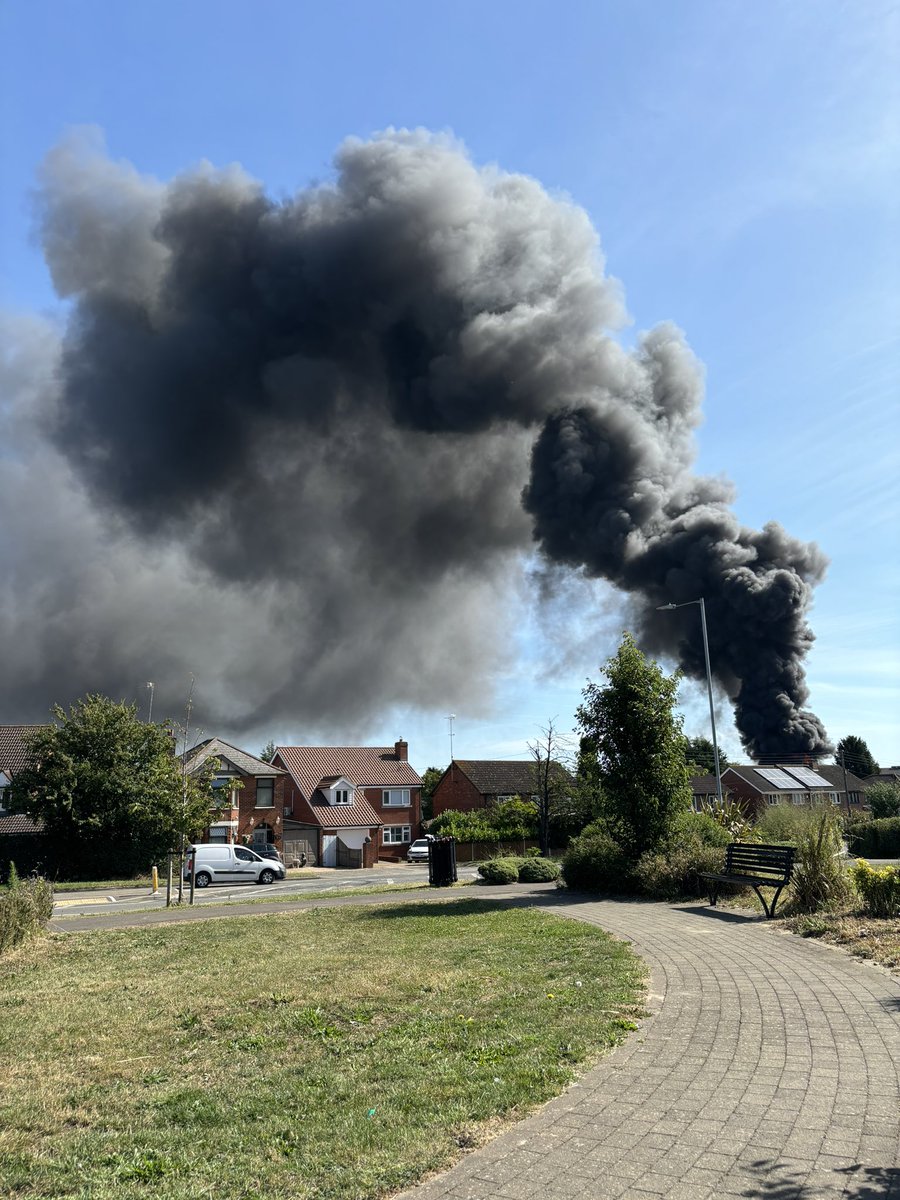 stefan_2894's tweet photo. @Ipswichstar  Sackers is on fire Great Blackenham. 3 fire engines on scene https://t.co/ysapz23zMl