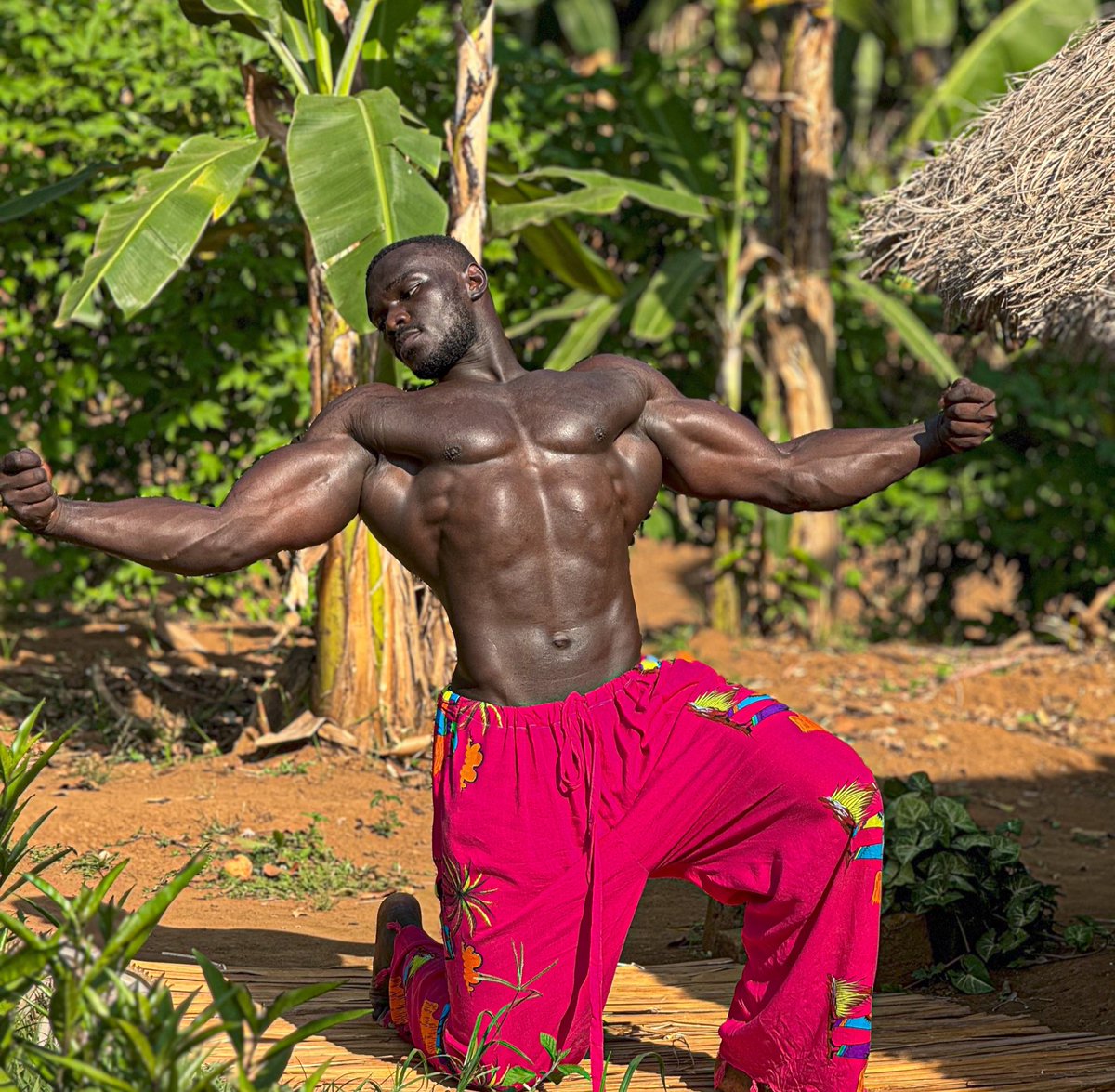 akdadonofficial's tweet photo. The most suffered African giant of all time ready to destroy @therealec3 planet 😳@SGWug @nwa https://t.co/3BkF7rUxoJ