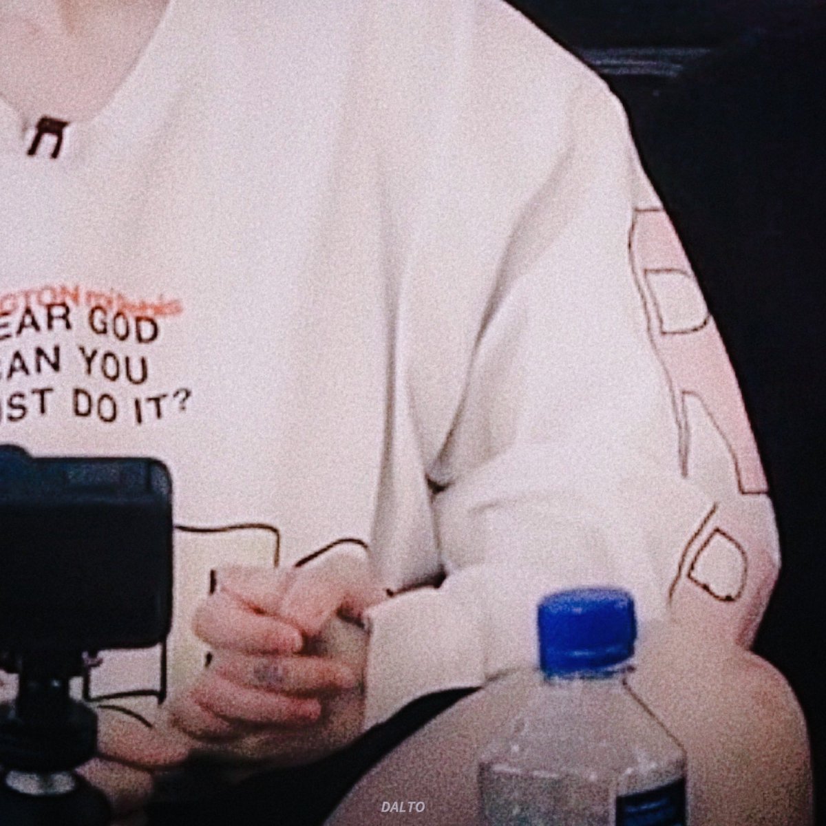 jikookb_'s tweet photo. ESTÁN TOMADOS DE LA MANO???? POR QUÉ???? 🧍‍♀️ #jikook #AreYouSure https://t.co/j5bekxOedv