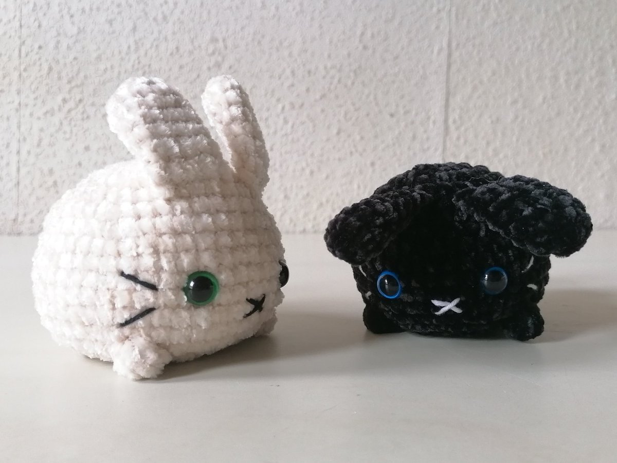 Kuschelhasis ♥
Beim schwarzen hab ich es leider nicht geschafft die Ohren zum stehen zu bewegen. Vielleicht sollte ich die nächstes Mal annähen. 
Wer gerne einen der beiden möchte kann mich gern per DM anschreiben ♥
Wenns euch gefällt, dann auch gerne retweeten ♥