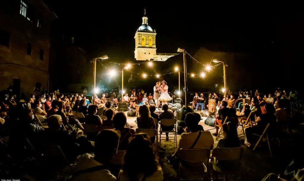 RevistaGodot's tweet photo. ⚪❕ La 𝟐𝟕ª @feriadeteatro 𝐝𝐞 𝐂𝐚𝐬𝐭𝐢𝐥𝐥𝐚 𝐲 𝐋𝐞𝐨́𝐧 llega a #CiudadRodrigo del 20 al 24 de agosto con 41 propuestas multidisciplinares entre las que encontramos 17 estrenos, de los que 12 son absolutos. 👇🏻
https://t.co/zOaDgx1dVs https://t.co/RcYbsJgCg4