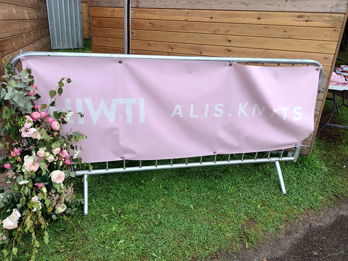 Os oes angen prynu ponsho rhag y glaw heddiw a chael dished am ddim- dewch draw i stondin UCAC- drws nesaf i Hiwti ac Alis.Knits