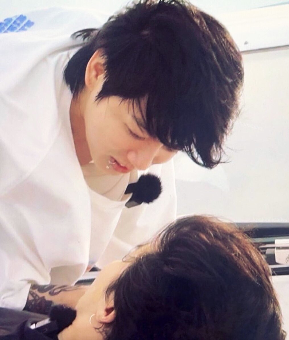 kookmindailys's tweet photo. OMG JIKOOK ?!?!? https://t.co/NzkzFHBDol