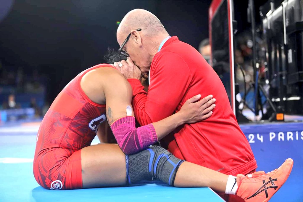 Filiberto Delgado es sapiencia, consagración, sentido de pertenencia y amor a #Cuba.
Con muchos años al servicio de la lucha y no pocos éxitos anteriores, merece este alegrón olímpico, llegado con plata de Yusneylis Guzmán en #Paris2024.
¡Gracias, Puli! 
#CubaInspira