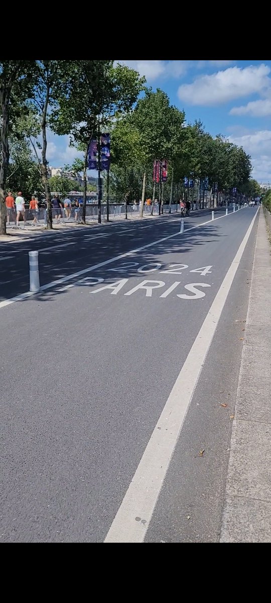 The highlight of my trips these days isn't the booze or the late nights. Its observing the cycling options and getting around by bike.

🥝A Lime Bike pass was my choice from 3 extensive bike share schemes in #Paris 

🆒️Thanks to #Paris2024 there are open roads, ⬇️ traffic!