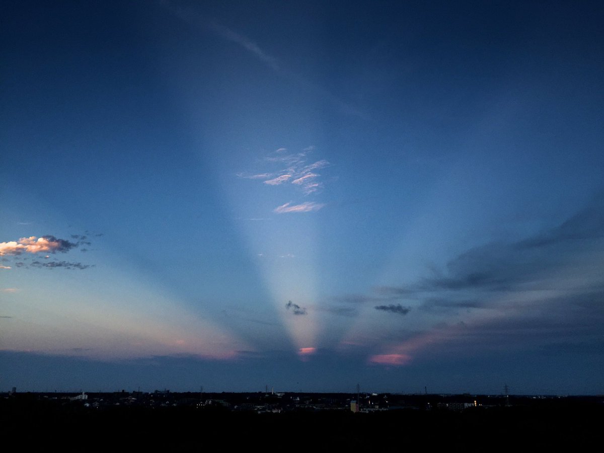 何度でも言いますが、雲は地震の前兆にはなりません。巷で「地震雲」と呼ばれることの多い雲は全て気象学で説明できる子たちで、雲の見た目から地震の影響等を判断するのは不可能です。地震が不安なら日頃からの備えを確認しましょう。雲は愛でましょう。mri-jma.go.jp/Dep/typ/araki/…