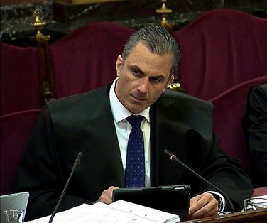 Ortega_Smith's tweet image. Si a Puigdemont no lo detienen de inmediato y lo ponen a disposición de la Justicia, para ser juzgado por delincuente golpista, en España ya no quedará nada del Estado de derecho, de la Justicia o de la igualdad de los españoles ante la Ley.

Aquí te esperamos, cobarde @KRLS.