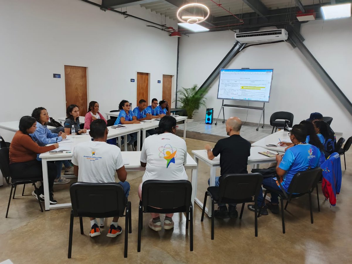#Enterate Infocentro la Guaira junto al equipo de red de <a href="/InfocentroOce/">Infocentro_Vzla3</a> y <a href="/Fundacilaguaira/">Fundacite La Guaira</a> realizan discusión sobre los acontecimientos del 28 de Agosto
 #PuebloSonrienteYEnPaz 
<a href="/NicolasMaduro/">Nicolás Maduro</a> 
<a href="/Gabrielasjr/">Gabriela Jiménez</a> 
<a href="/LaRosaInfoVE/">LaRosaInfoVE</a> 
<a href="/BrigadasCHCH/">Brigadas comunicacionales Hugo Chávez</a>