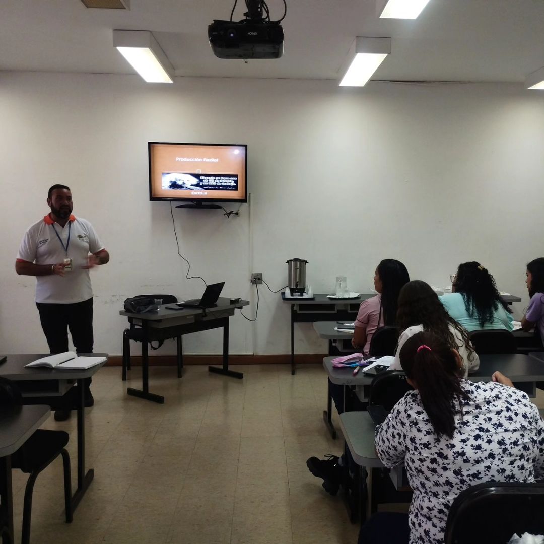 Mincyt_VE's tweet photo. Los participantes aprendieron sobre:

✅ La importancia de la oratoria.
✅ Conducción del programa radial.
✅ Guion técnico y literario.
✅ Manejo de equipos técnicos en la radio.
✅ Herramientas para la comunicación asertiva.

#PuebloSonrienteYEnPaz https://t.co/q7iLQkaMy7