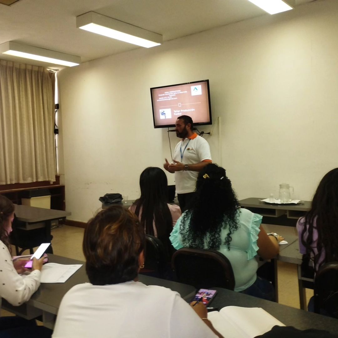 Mincyt_VE's tweet photo. Los participantes aprendieron sobre:

✅ La importancia de la oratoria.
✅ Conducción del programa radial.
✅ Guion técnico y literario.
✅ Manejo de equipos técnicos en la radio.
✅ Herramientas para la comunicación asertiva.

#PuebloSonrienteYEnPaz https://t.co/q7iLQkaMy7