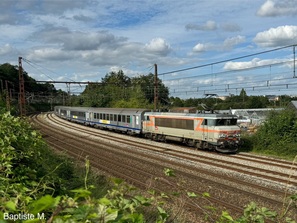 B_Michelet_'s tweet photo. Direction le triage du Mans pour la #BB7267 et ses 8 voitures Corail. Après avoir assuré le @RemiTrainPCLM 16769 depuis Paris Montparnasse, la rame y sera remisée pour le nuit avant de remonter sur Paris demain matin.
iPhone 15 Pro Max - 07/08/2024
@RemiTrain https://t.co/c6eKB28DPm