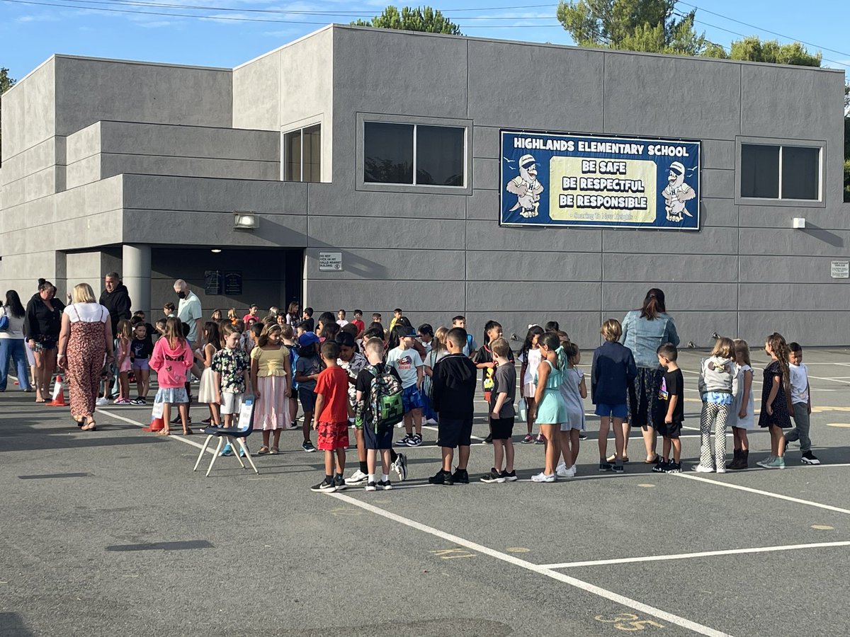 Our <a href="/HighlandsMDUSD/">Highlands Elementary</a> Hawks are already having the best first day! #flythehawkway 🦅 <a href="/MtDiabloUSD/">MDUSD</a>