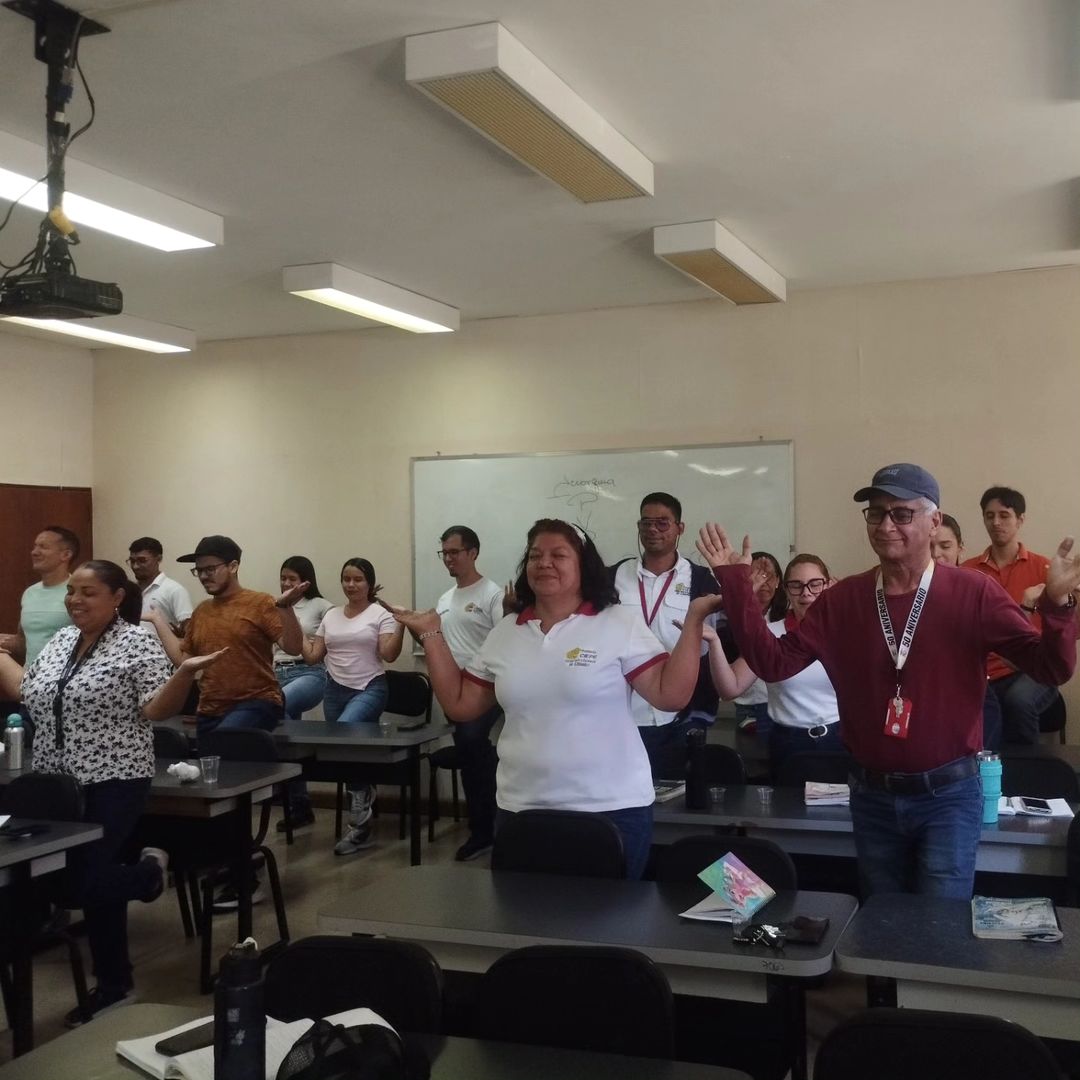 Mincyt_VE's tweet photo. 📚 De esta manera los trabajadores de la Fundación Ciepe, ente adscrito al @Mincyt_VE, adquieren las herramientas para estructurar un programa de radio de acuerdo a lo que establecen las normas en Venezuela.

¡Seguimos haciendo Ciencia soberana! 🇻🇪

#PuebloSonrienteYEnPaz https://t.co/1VtFyZGz25