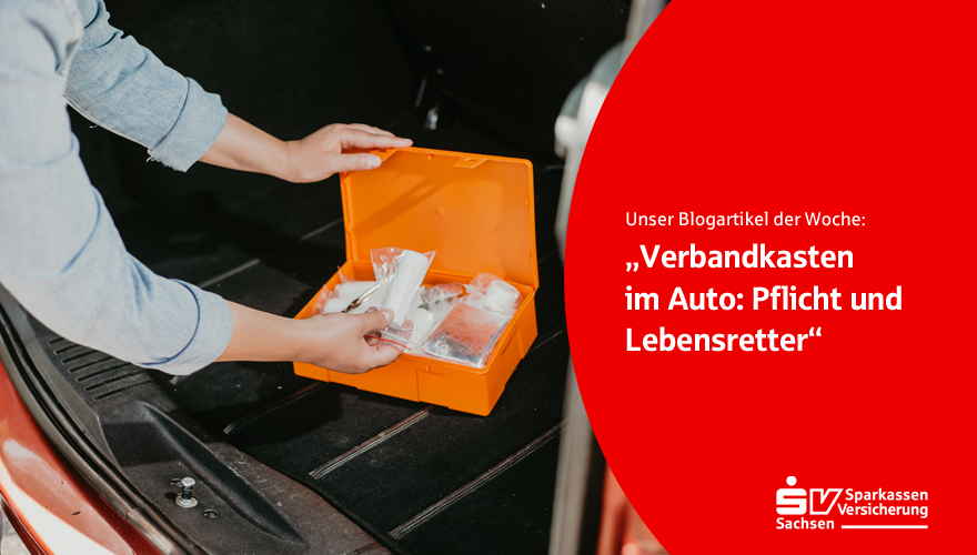 SVSachsen's tweet photo. Wann hast du das letzte Mal den #Verbandkasten im #Auto überprüft? 🤔 Dass ein Kfz-Verbandkasten verpflichtend ist, ist sinnvoll: Im Notfall sichert erdie Erstversorgung. 🩹Wasin der Box enthalten sein muss, ist klar geregelt. 📋 Alle Infos: https://t.co/xNXwJV30Ia https://t.co/jYa2U6q7nu