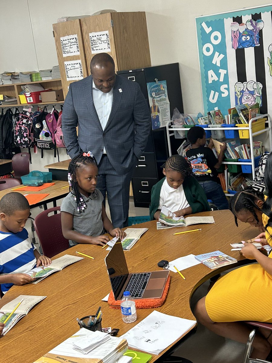 AprilTh17054423's tweet photo. Boyd Elementary: Building Our Young Dreamers . Amazing visit from Superintendent Dr. Johnson .
#APSSTEM #Boydscholars https://t.co/6V9JIo3Au2