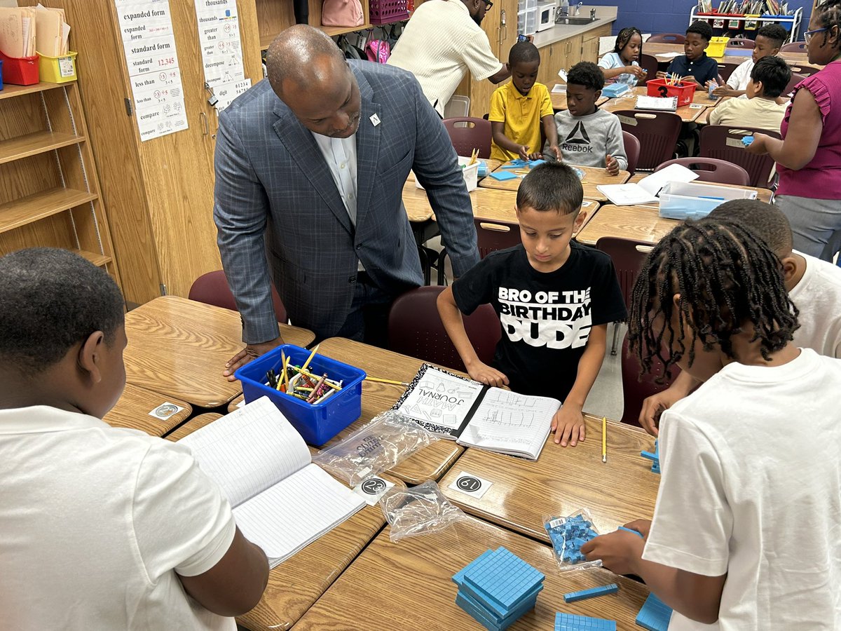 AprilTh17054423's tweet photo. Boyd Elementary: Building Our Young Dreamers . Amazing visit from Superintendent Dr. Johnson .
#APSSTEM #Boydscholars https://t.co/6V9JIo3Au2