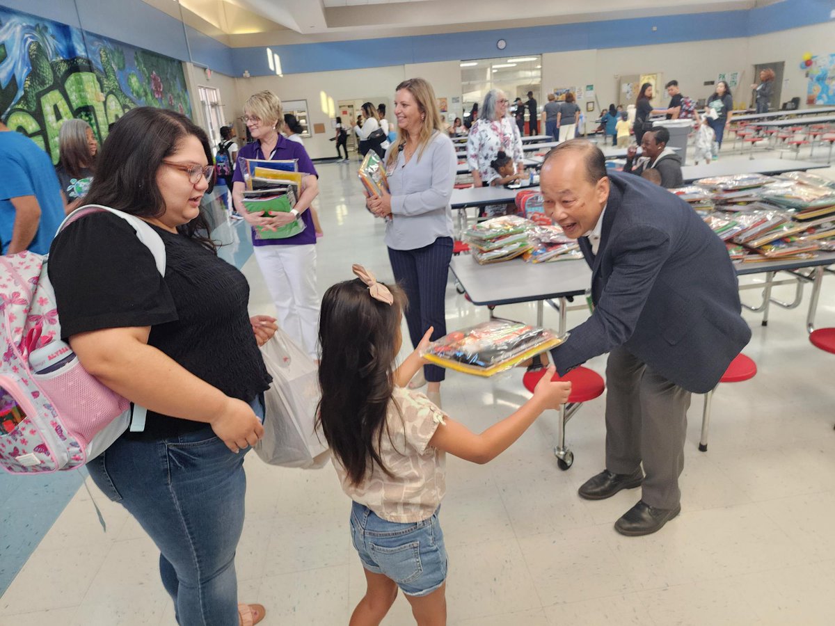 FBISDCommunity's tweet photo. @FortBendISD staff had a great time welcoming @MBGE_Gators students this morning for the first day of school! @FBISDCommunity enjoyed the great collaboration with @S_FProgramFBISD to coordinate 16,692 school supply kits for all Title I campus students for the 2nd year in a row!! https://t.co/LIffssEP33