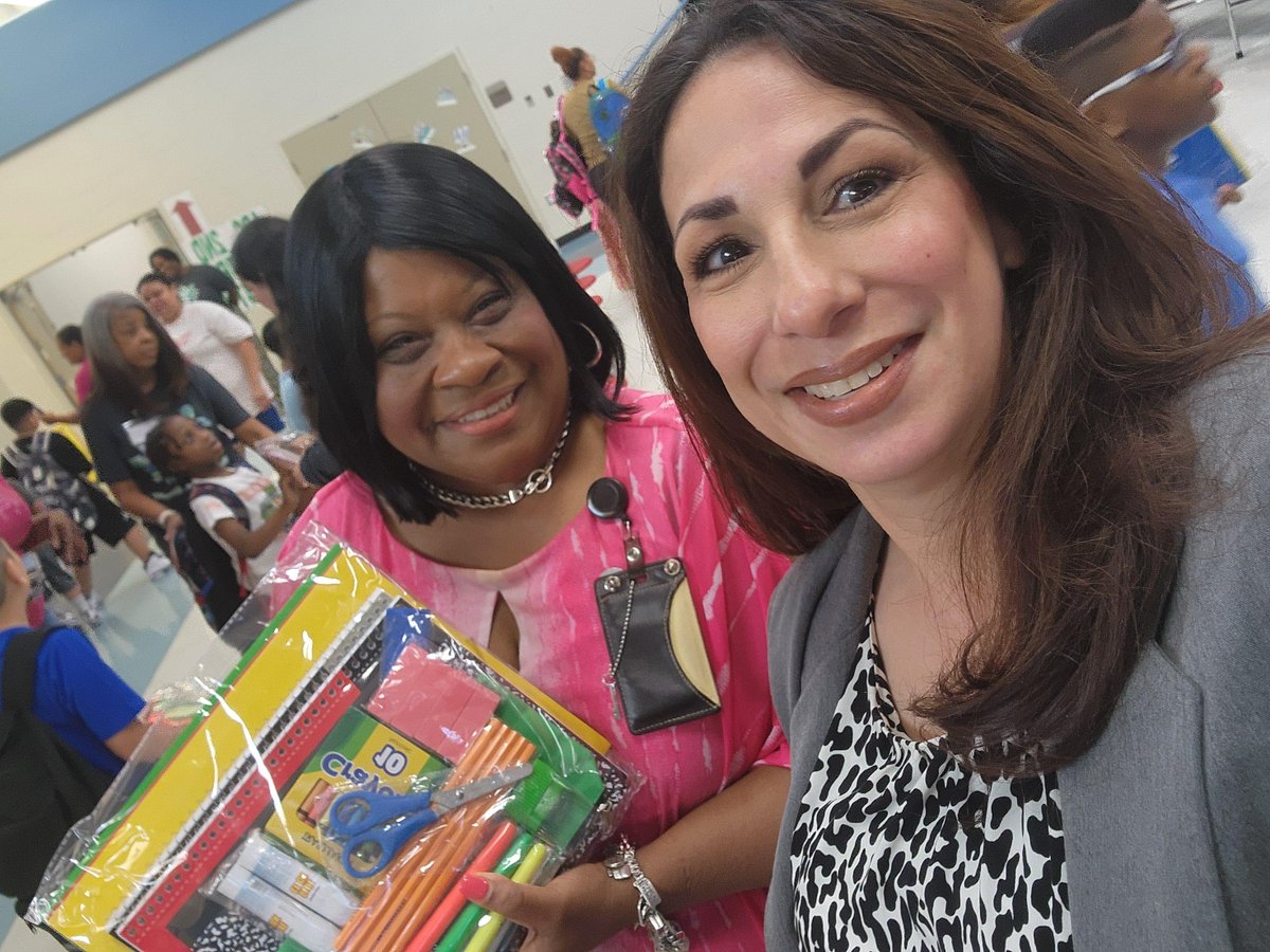 FBISDCommunity's tweet photo. @FortBendISD staff had a great time welcoming @MBGE_Gators students this morning for the first day of school! @FBISDCommunity enjoyed the great collaboration with @S_FProgramFBISD to coordinate 16,692 school supply kits for all Title I campus students for the 2nd year in a row!! https://t.co/LIffssEP33