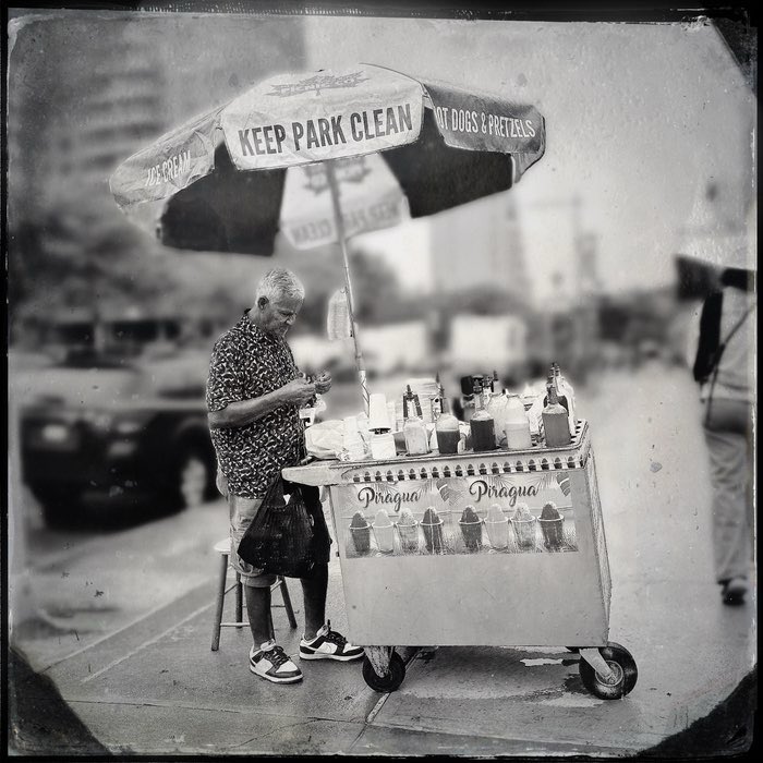 eslieber's tweet image. Vendor on 5th and 9th #Hipstamatic #Tinto1884 #DTypePlate