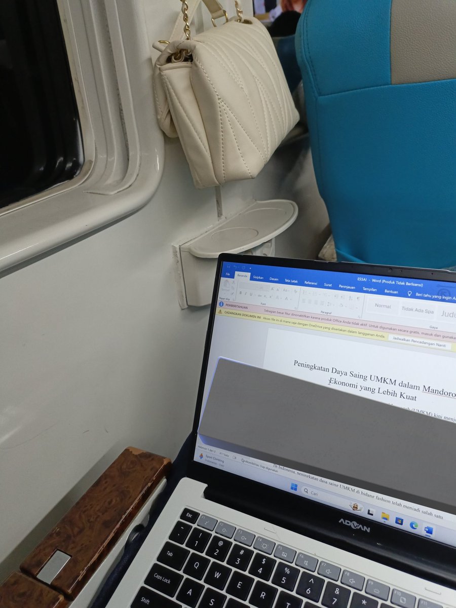 spacemetime's tweet photo. Nugass di kereta 😌 https://t.co/XvkhxjBcaN